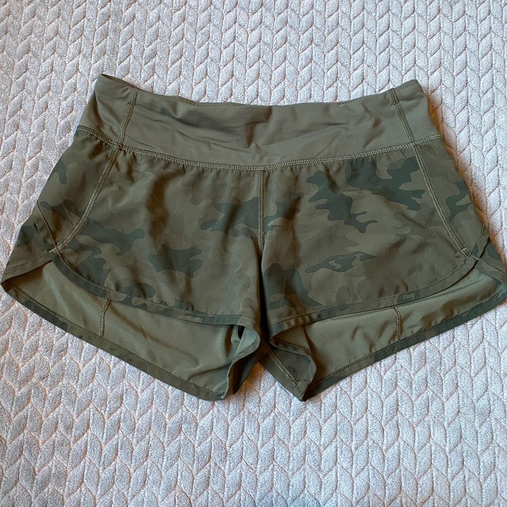 LULULEMON. Women’s shorts.